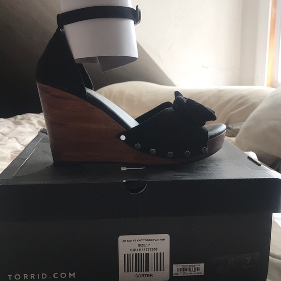 Torrid black knot wood platform shoes - Picture 4 of 7